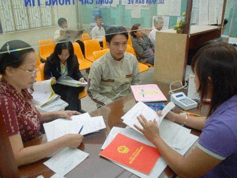 Nhiều người cho rằng nên sớm làm thủ tục về sổ đỏ trong năm nay (ảnh minh họa)