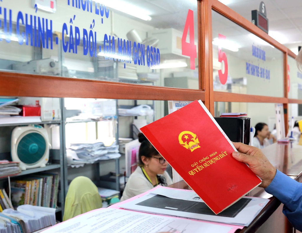 Thủ tục làm sổ đỏ ra sao, có phức tạp không... là điều mà nhiều người quan tâm.