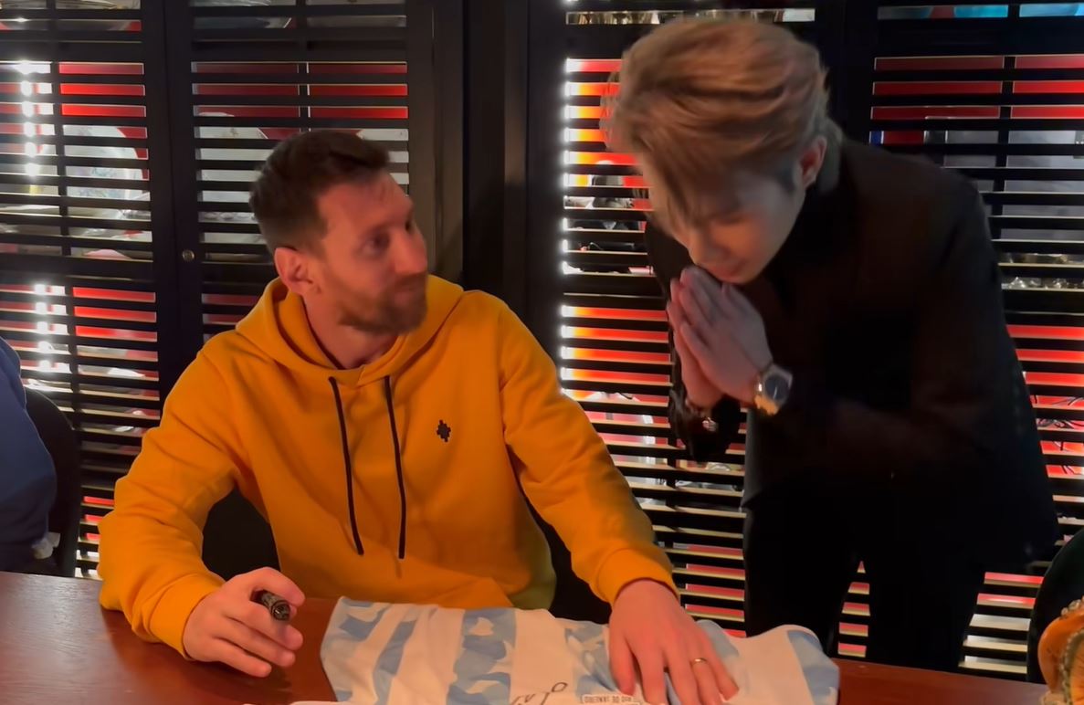 Jack xin chữ ký của nam cầu thủ trên chiếc áo.