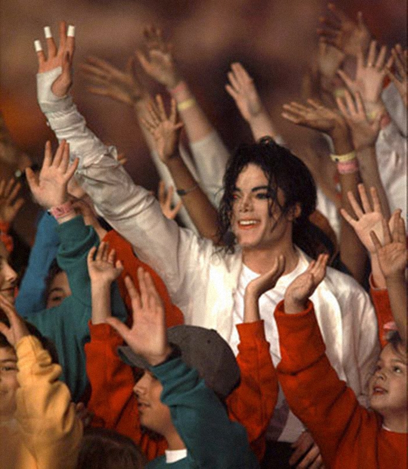 Michael Jackson từng biểu diễn ca khúc 'Heal The World' cùng nhiều em nhỏ.