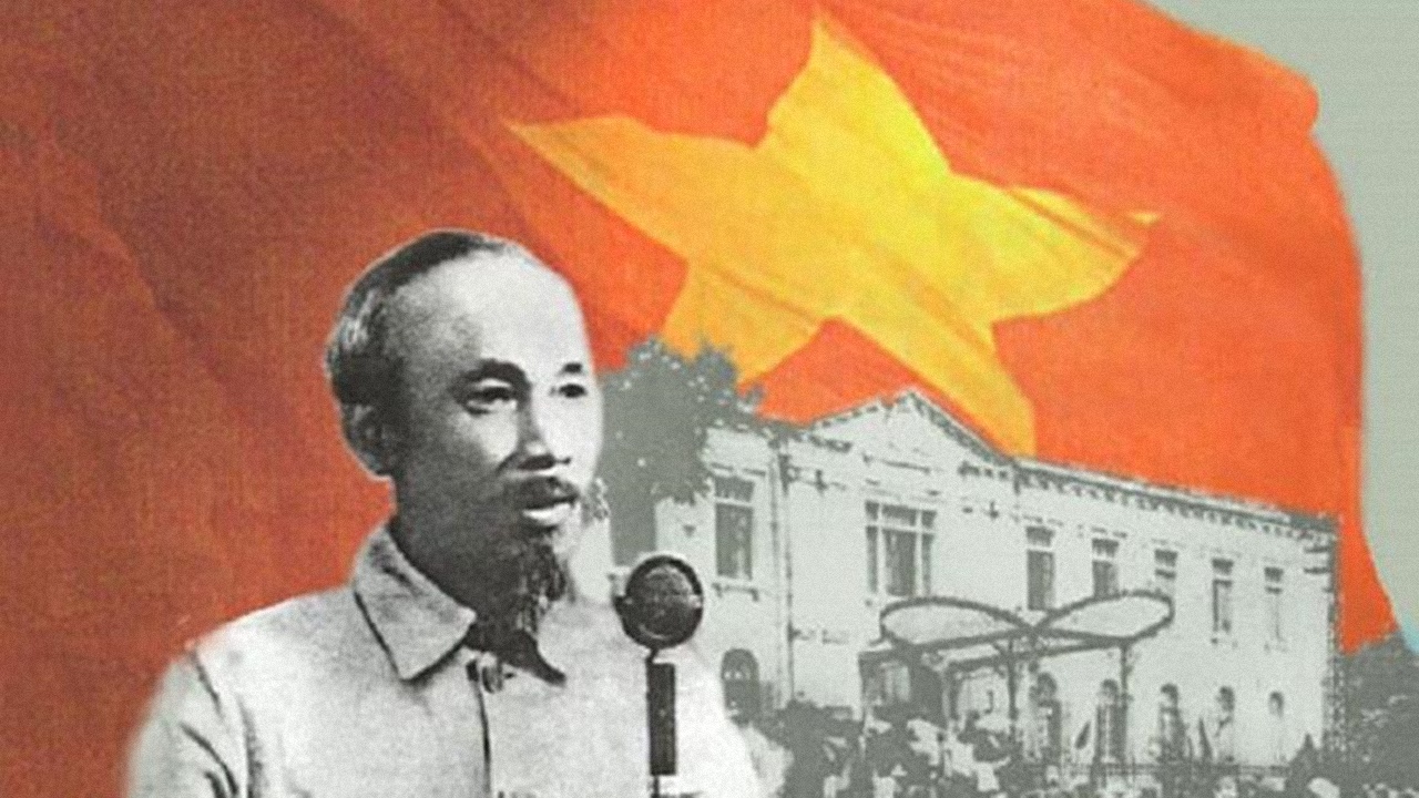 Chủ tịch Hồ Chí Minh đọc Tuyên ngôn độc lập khai sinh nước Việt Nam Dân chủ cộng hòa.