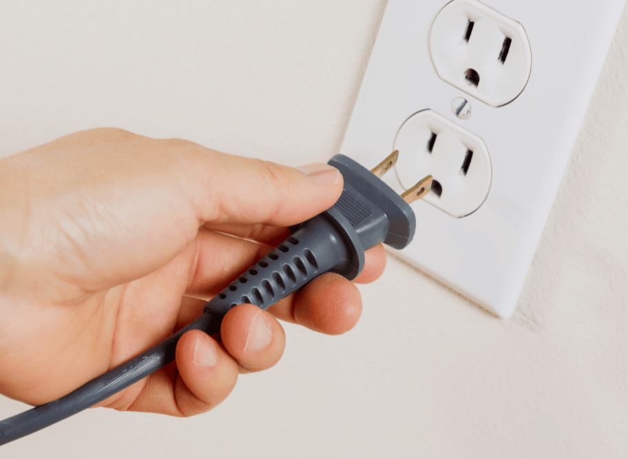 Rút dây điện để tắt TV có thể làm nguy cơ cháy nổ (ảnh minh họa)