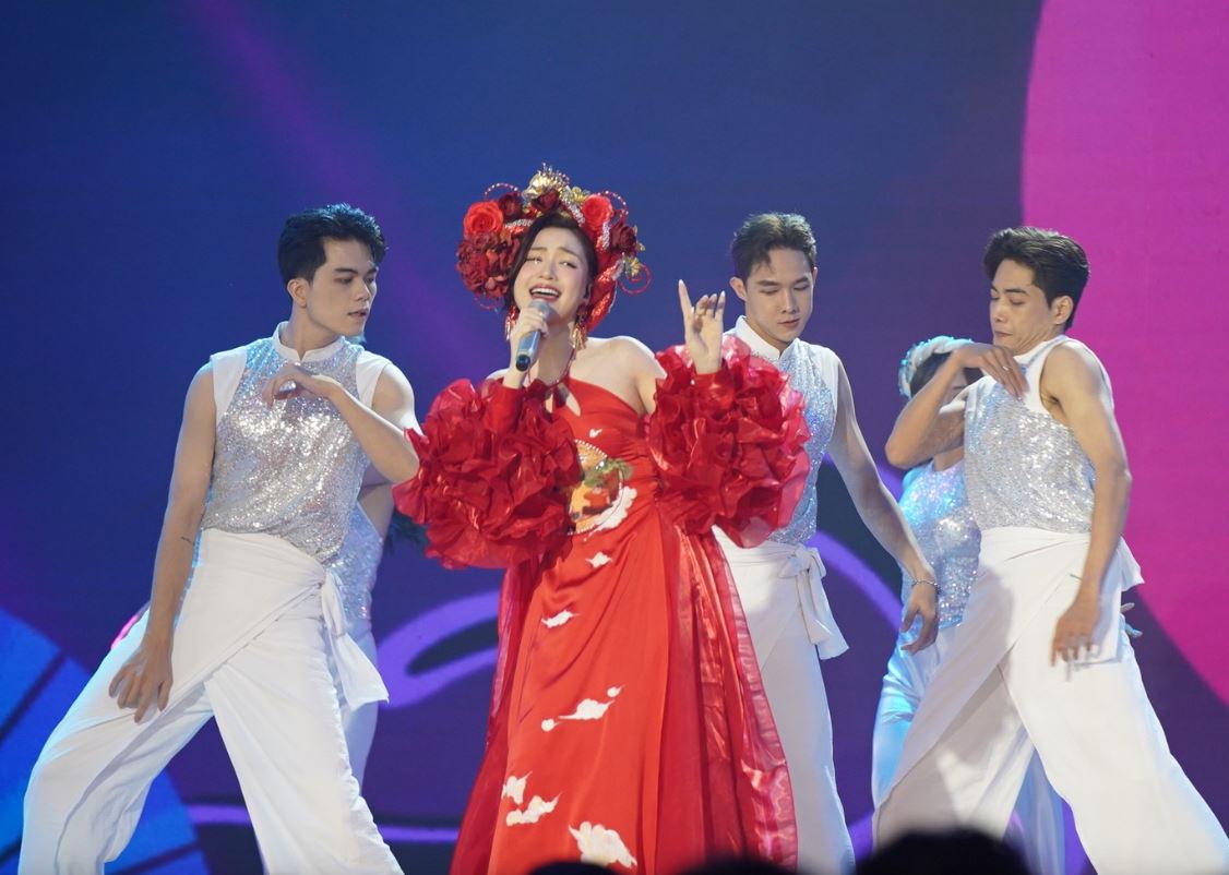 Hòa Minzy trình diễn ca khúc Thị Mầu trong vai trò khách mời tại Vietnam Idol 2023.
