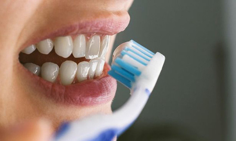 Không phải ai cũng biết nên đánh răng trước hay sau khi ăn sáng.