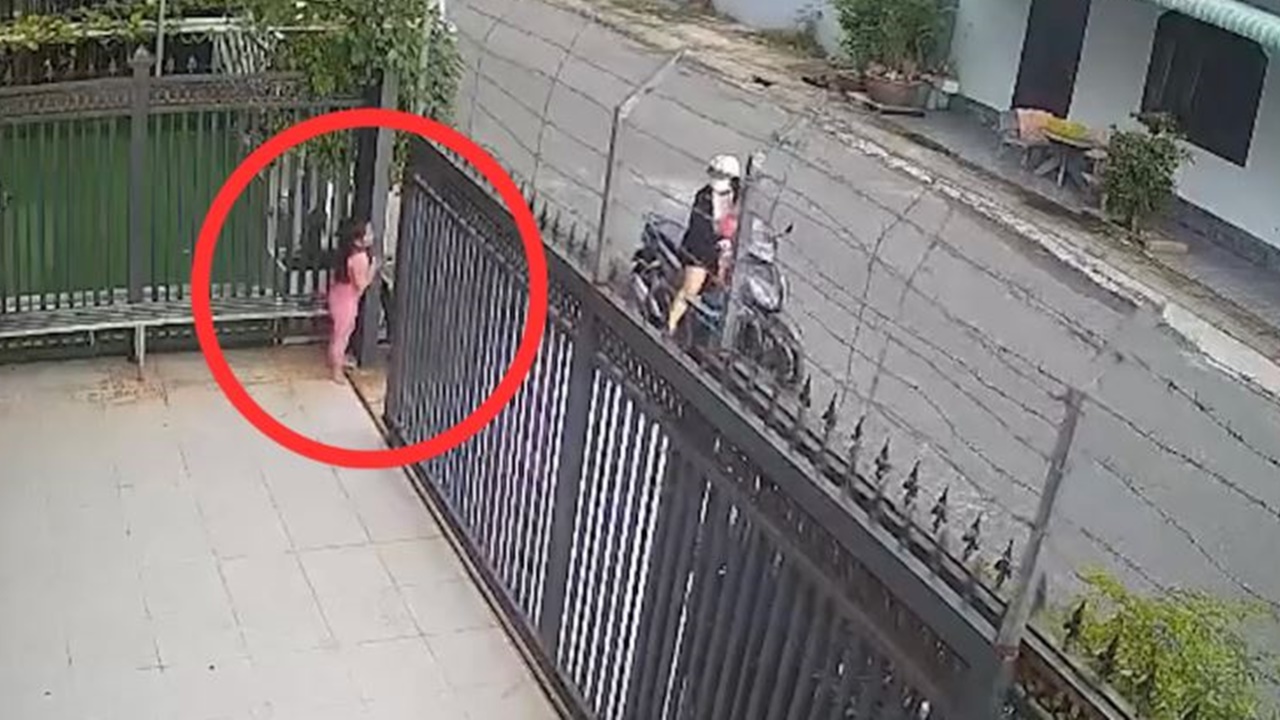Camera ghi lại cảnh em bé chơi đùa gần cửa tự động.