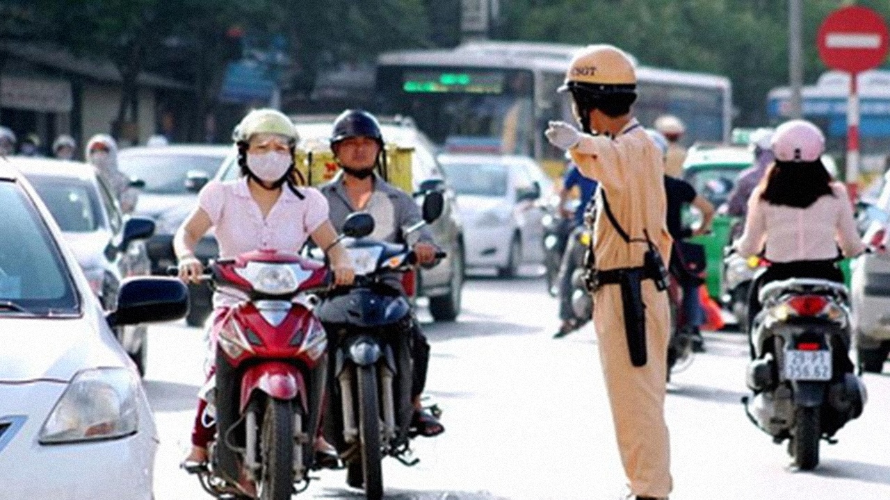 Người đi đường hoàn toàn có thể bị phạt khi đội mũ bảo hiểm sai cách (ảnh minh họa)
