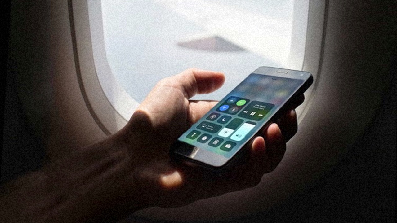 Thông thường các chuyến bay đều yêu cầu khách tắt điện thoại hoặc để chế độ máy bay