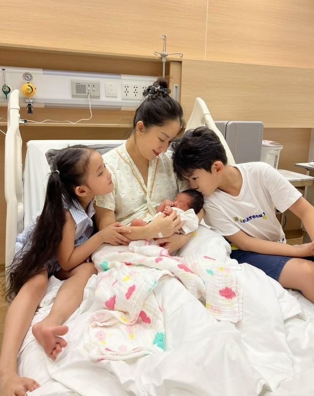 Khánh Thi vừa sinh con thứ 3 cách đây không lâu.