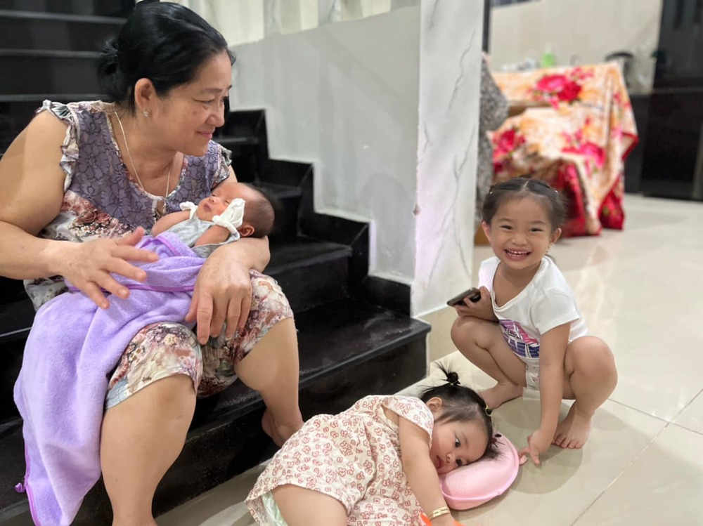 Mẹ vợ Lê Dương Bảo Lâm luôn tảo tần vì các con