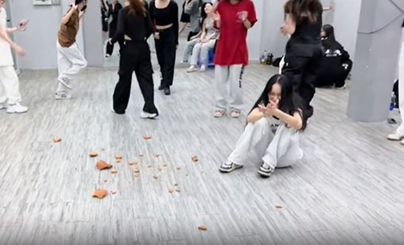 Các vũ công bỏ chạy khi Hương Giang làm vỡ lu đất