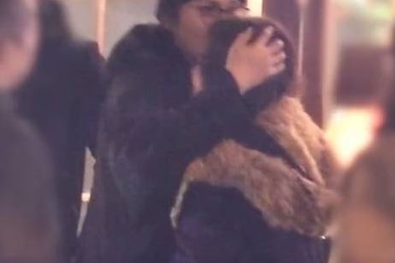 Trần Khôn bị bắt gặp hôn 1 cô gái trước cửa khách sạn