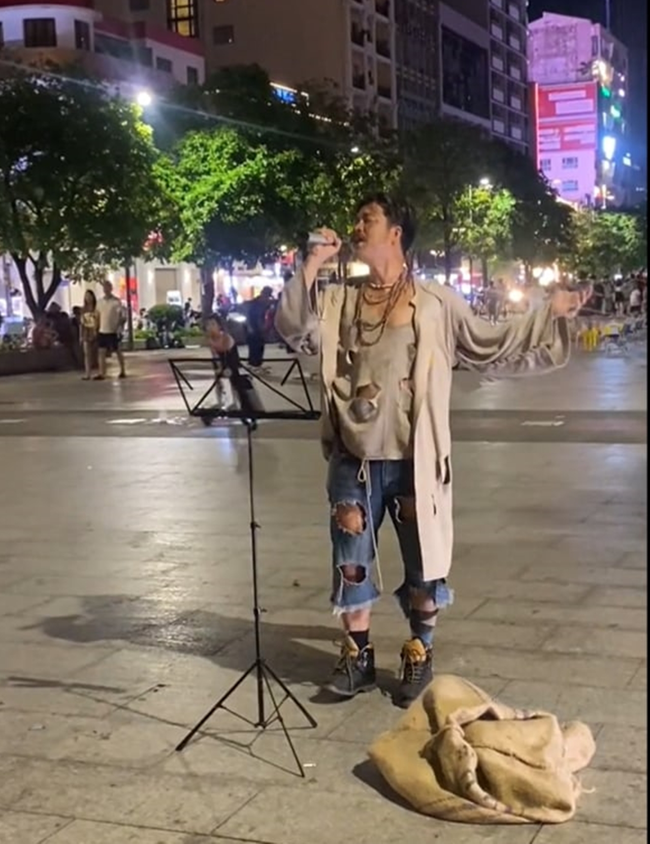 Nam ca sĩ Việt nổi tiếng bỗng ăn mặc rách rưới, hát rong trên phố đi bộ: Danh tính chẳng ai xa lạ? - ảnh 1
