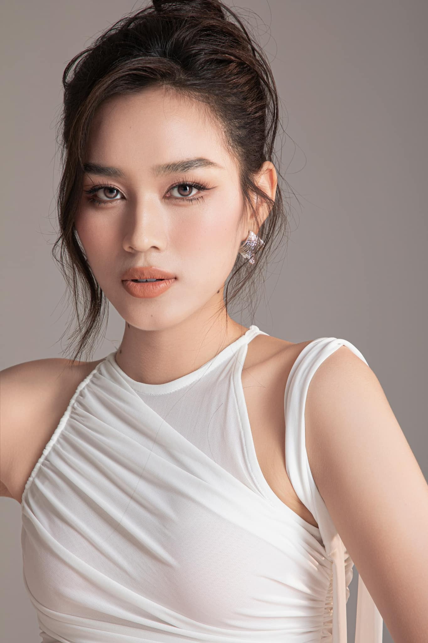 Một Hoa hậu Việt đang nổi vướng tin đồn sắp rút khỏi showbiz, liên tục để lộ diện mạo lạ thời gian qua - ảnh 2