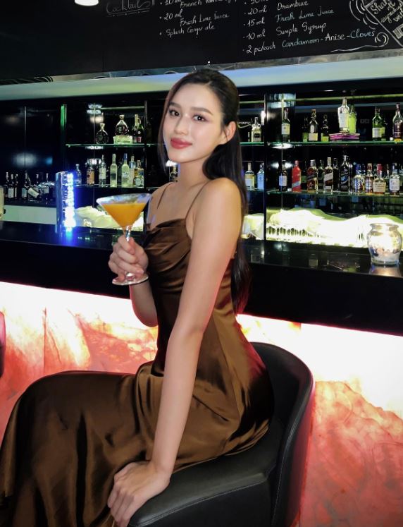 Một Hoa hậu Việt đang nổi vướng tin đồn sắp rút khỏi showbiz, liên tục để lộ diện mạo lạ thời gian qua - ảnh 4