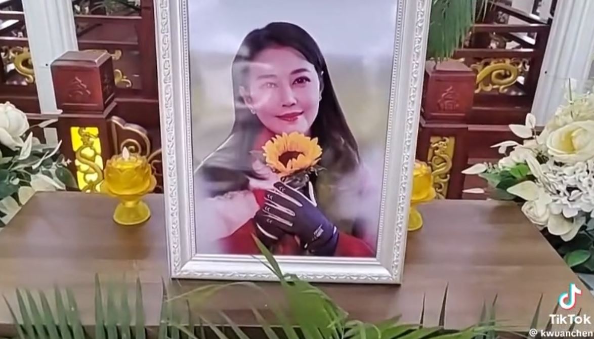 Hé lộ hình ảnh hiếm hoi trong tang lễ Châu Hải My: Ngập hoa tươi, có 1 điều đặc biệt ai cũng rơi nước mắt - ảnh 3