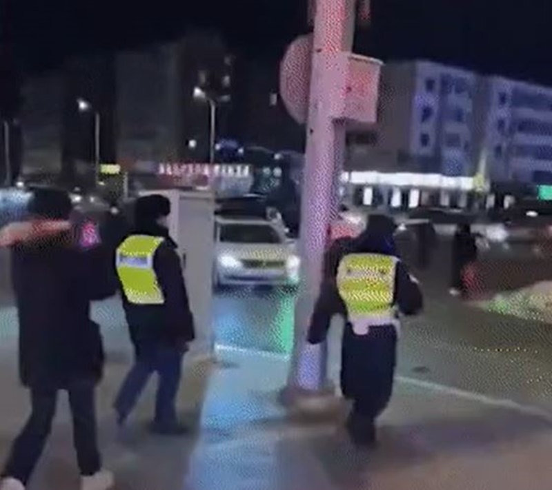 Cảnh sát đến giải cứu chàng trai