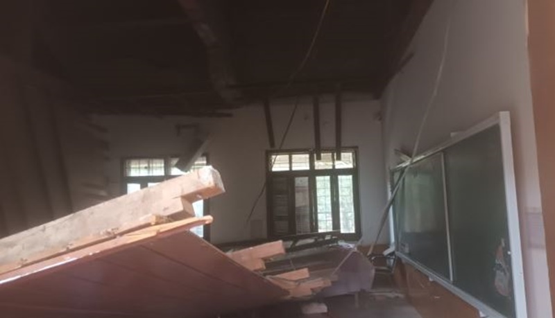 Một trường học ở Nghệ An bị sập trần, nhiều học sinh bị thương - ảnh 1