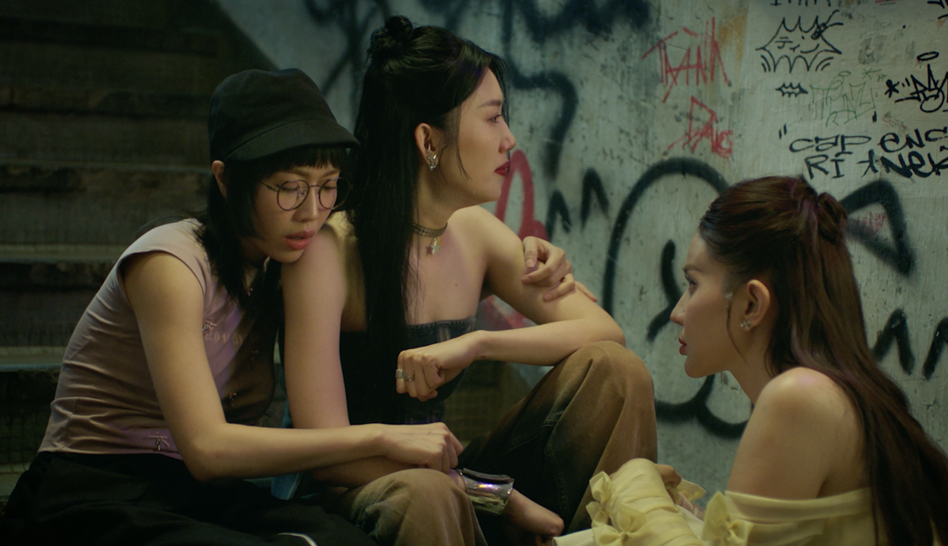 Hai cái tên 'triệu view' của Rap Việt kết hợp trong MV nhạc phim của 'Trên bàn nhậu, dưới bàn mưu' - ảnh 4