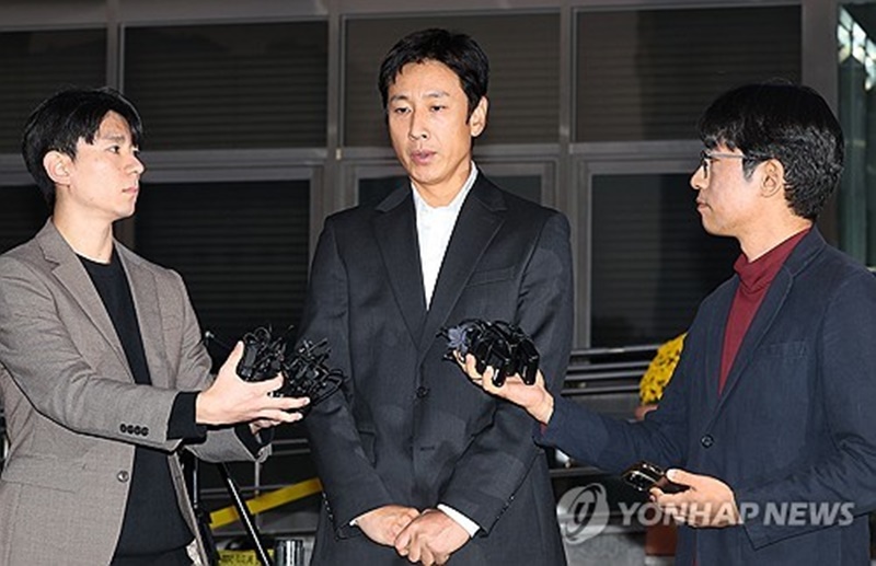 Lee Sun Kyun xuất hiện trước truyền thông khi bị cảnh sát triệu tập
