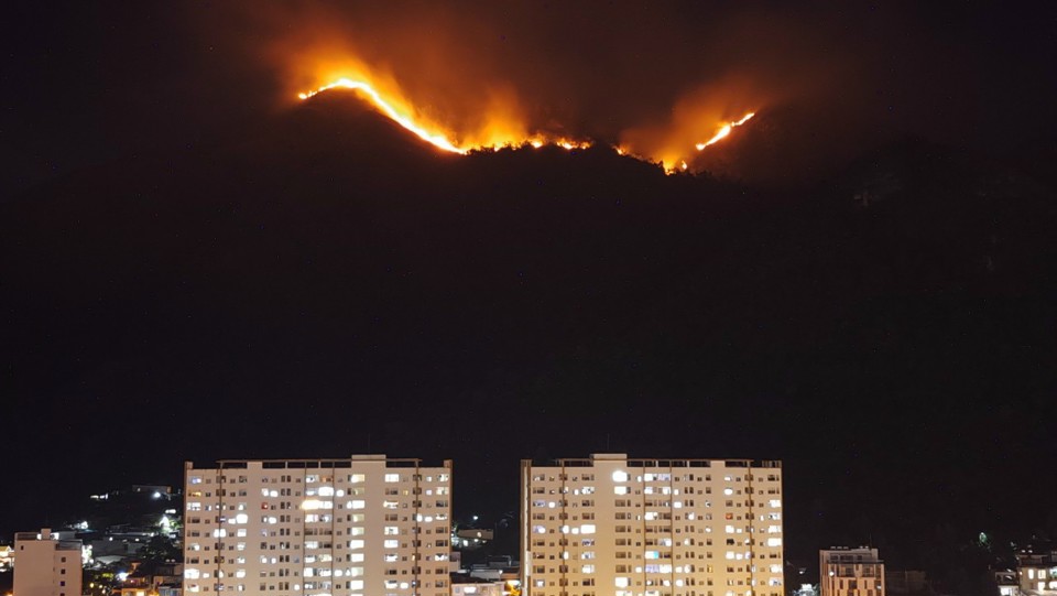 Cháy lớn trên núi Cô Tiên ở Nha Trang, cả dãy 'tường lửa' khiến người dân tháo chạy hàng loạt - ảnh 2