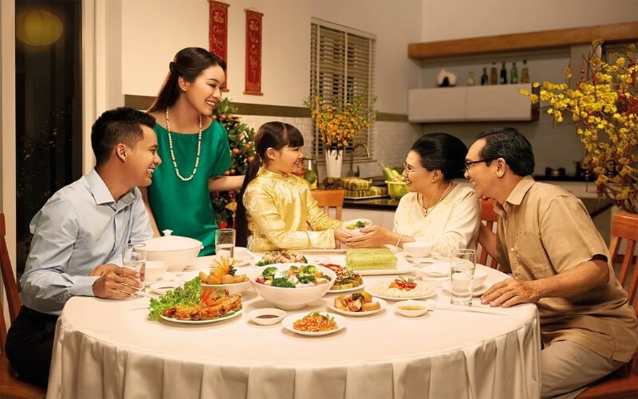 30 tết là thời khắc đoàn viên quan trọng với nhiều gia đình châu Á