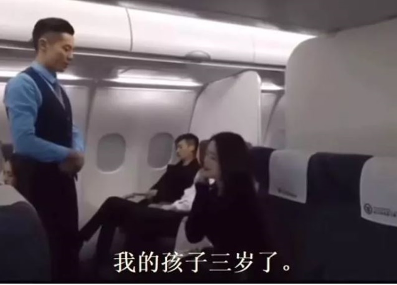 Cuộc trò chuyện của Vương Hạc Đệ khi làm tiếp viên hàng không.
