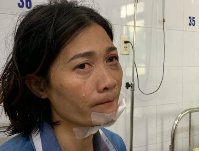 Chị Yến - một nạn nhân trong vụ việc không cầm được nước mắt khi nghe tin bố mất sau vụ tai nạn.