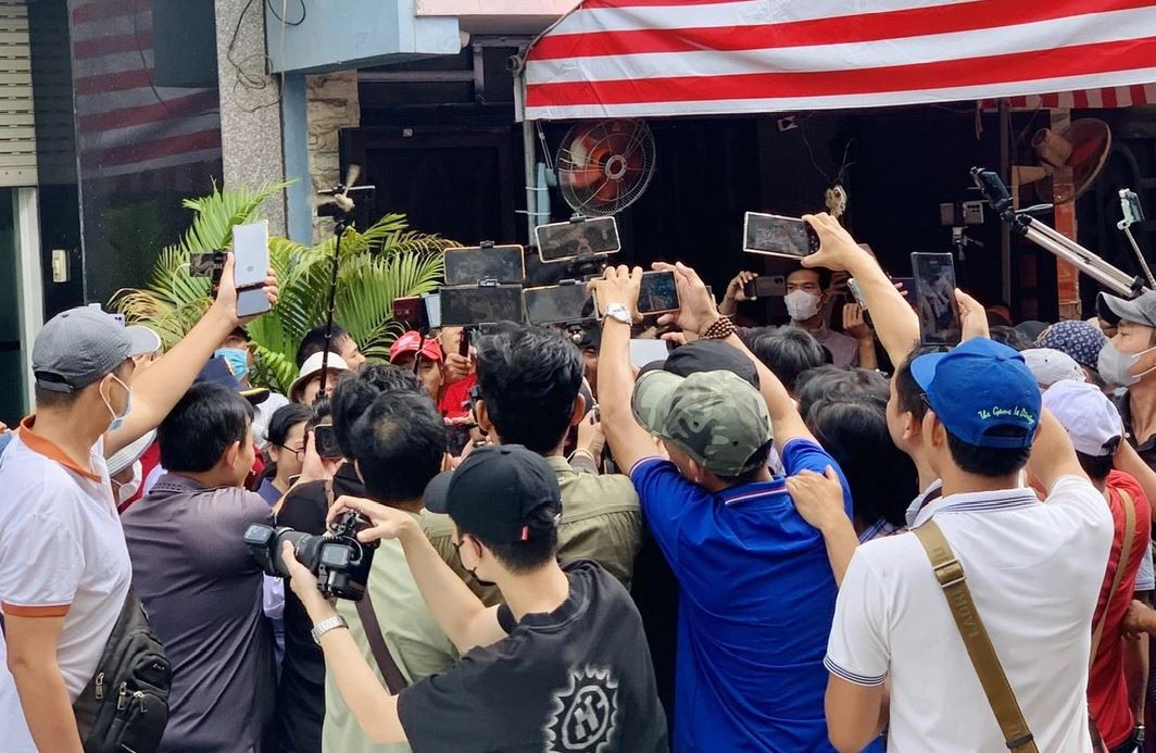 Ngán ngẩm cảnh các YouTuber vây kín, náo loạn trong lễ giỗ đầu của cố NS Vũ Linh - ảnh 3