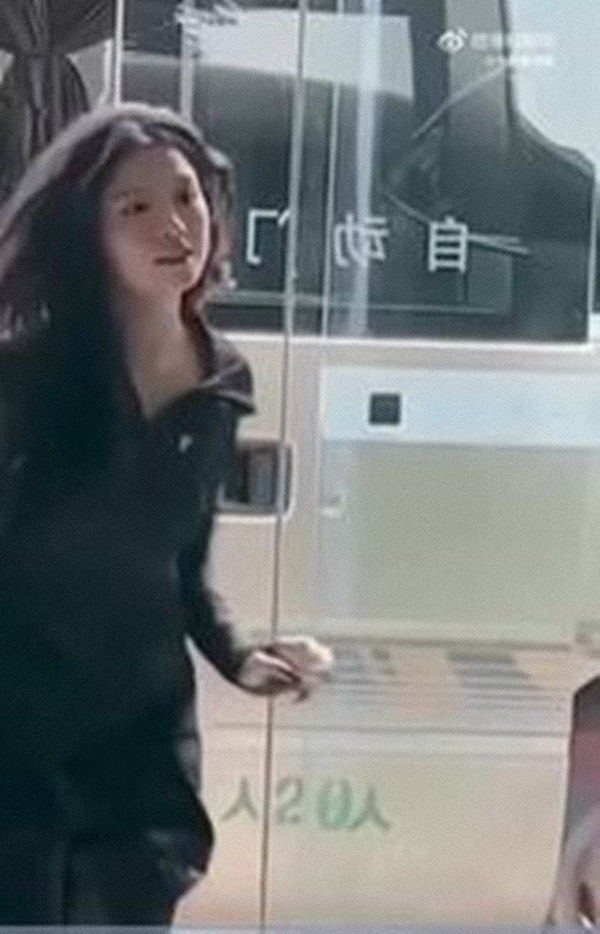 10 giây bắt trọn nhan sắc cam thường của sao nữ Việt khi ghi hình 'Đạp gió', netizen Trung cũng phải tấm tắc - ảnh 1