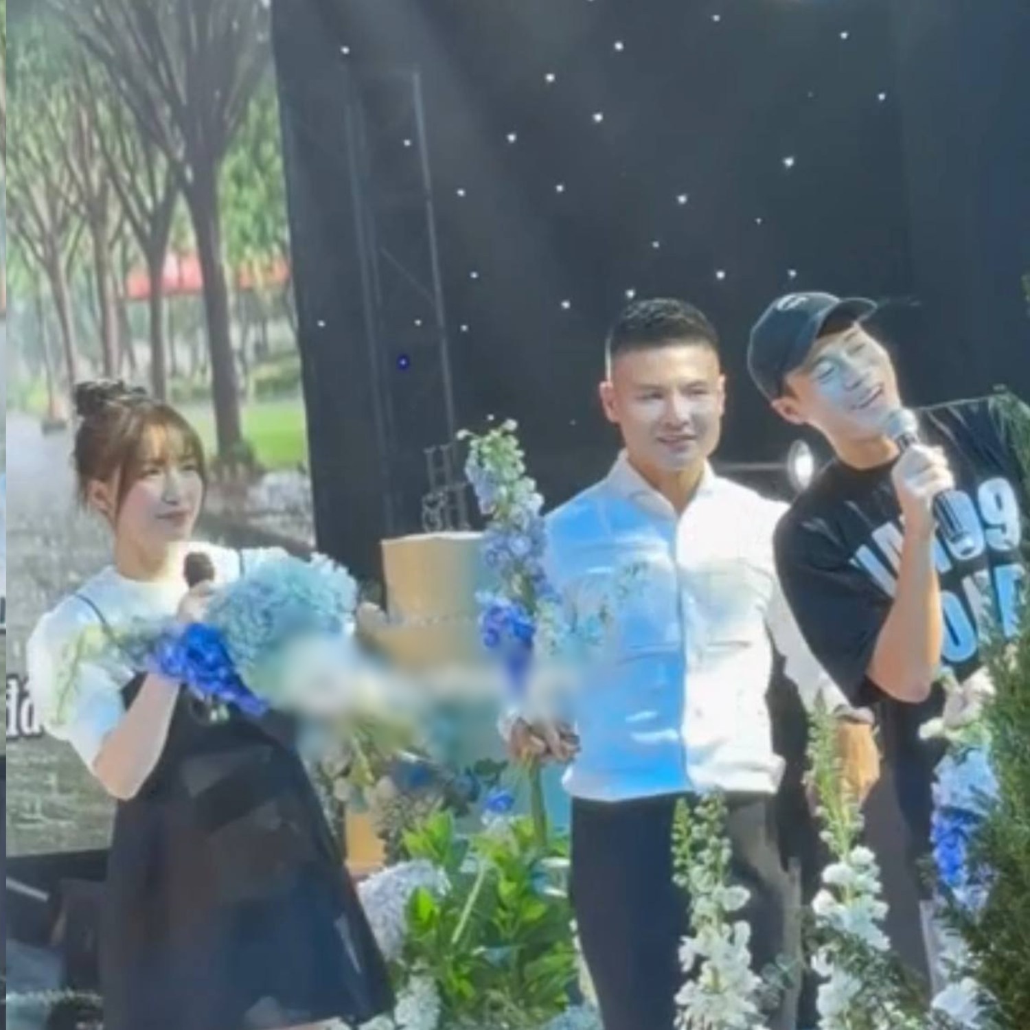 Hòa Minzy - Văn Toàn cùng đến trễ đám cưới Quang Hải, còn song ca với nhau: Netizen bảo 'yêu đi' - ảnh 1