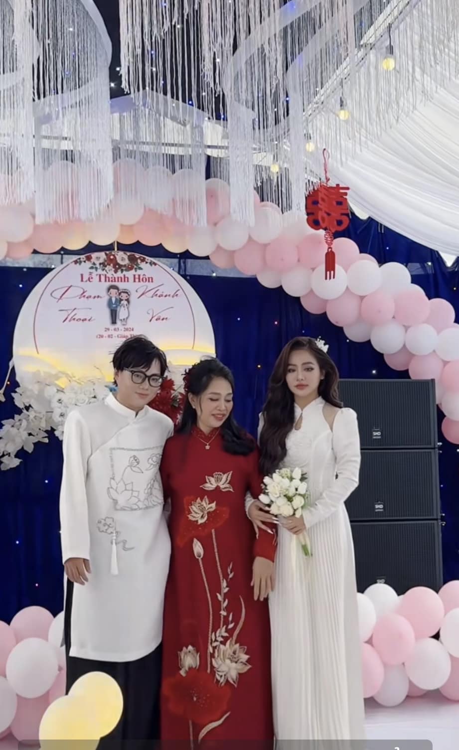 Không còn nghi ngờ: Đã phát trực tiếp đám cưới của Phạm Thoại ở quê, cô dâu xinh như 'con lai' - ảnh 1