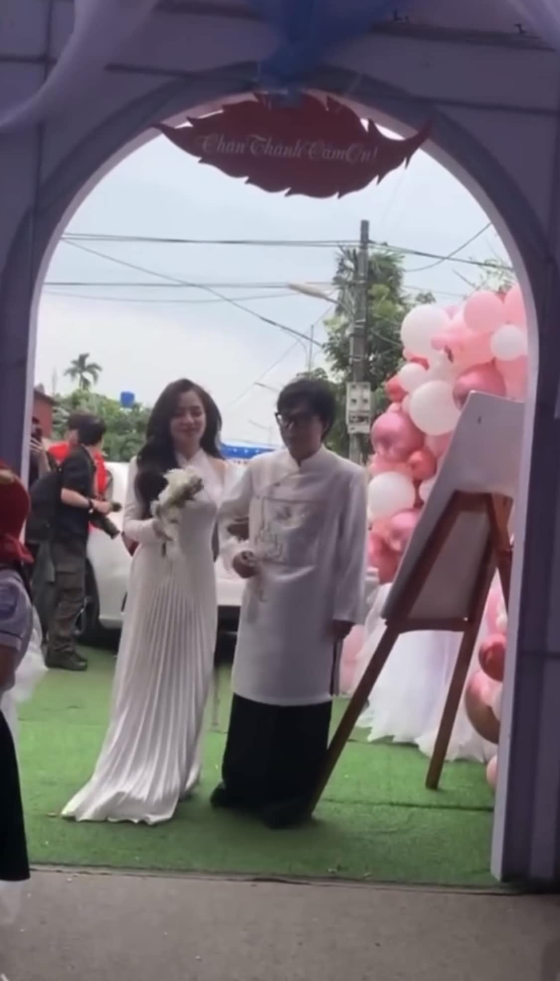 Không còn nghi ngờ: Đã phát trực tiếp đám cưới của Phạm Thoại ở quê, cô dâu xinh như 'con lai' - ảnh 4