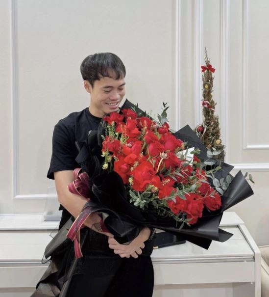 Văn Toàn khoe ảnh ôm hoa kèm lời mùi mẫn: 'Cảm ơn em đã đến', netizen lập tức gọi tên Hòa Minzy? - ảnh 1