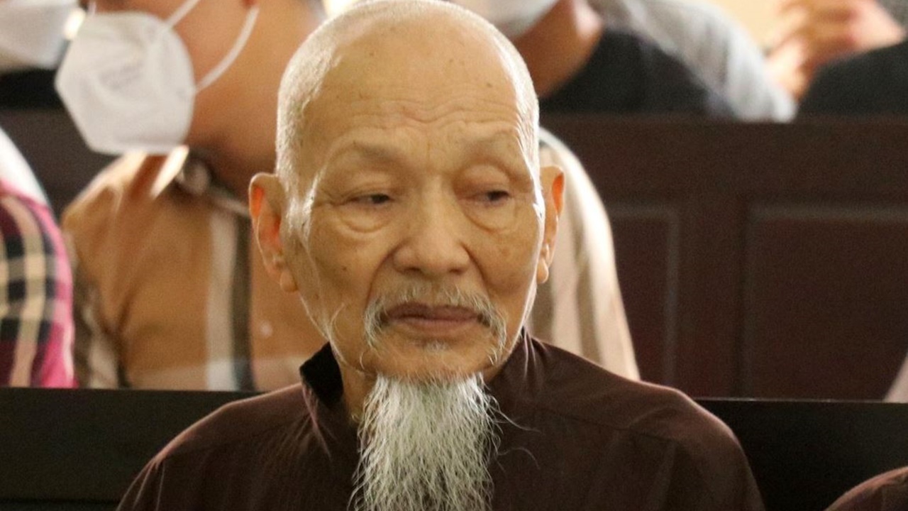 Vụ Tịnh Thất Bồng Lai: 'Thầy ông nội' Lê Tùng Vân bị khởi tố tội loạn luân - ảnh 1
