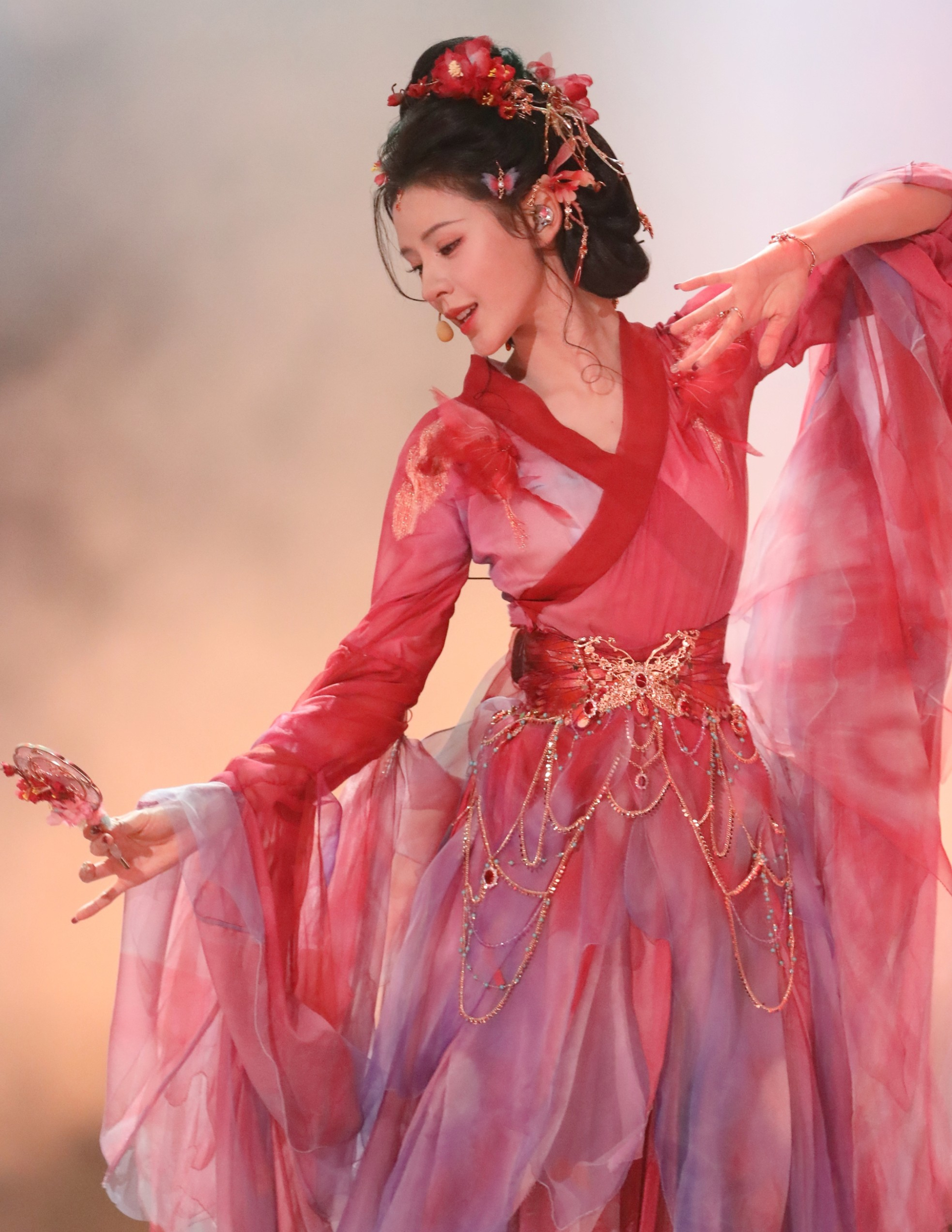 'Búp bê màn ảnh' của Trung Quốc nghi 'bị hại' trên sân khấu Đạp gió 2024 - ảnh 1