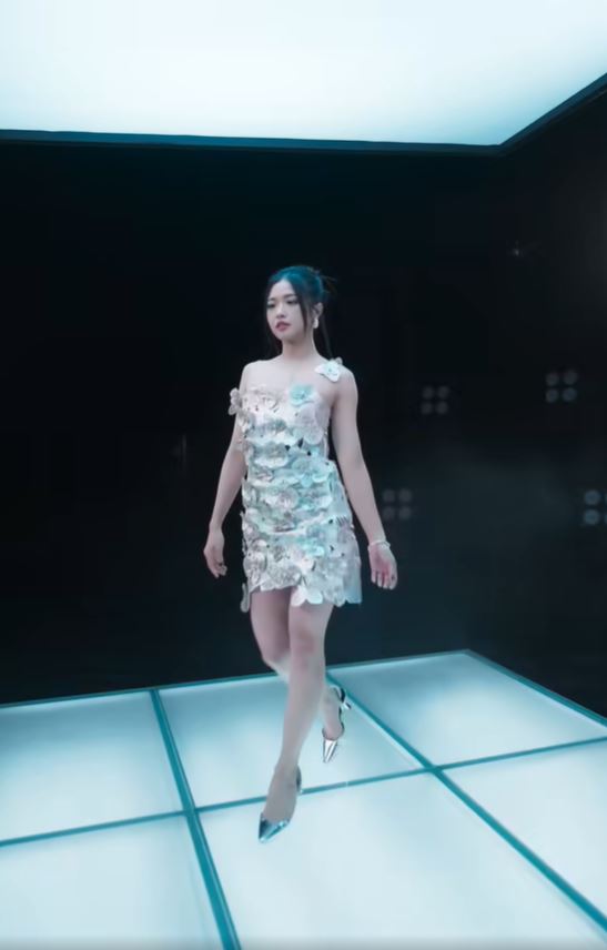 Thời trang của Suni Hạ Linh ở Đạp gió gây tranh cãi