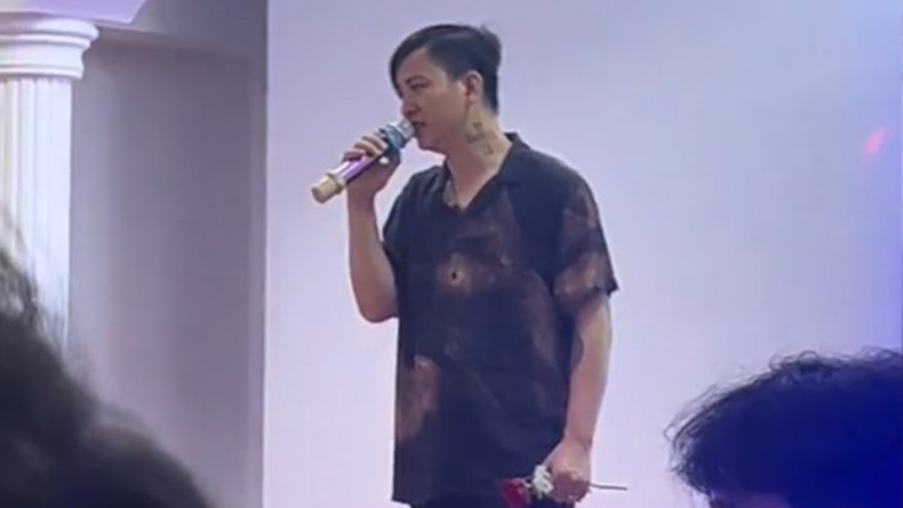 Lan truyền clip Hoài Lâm đi hát đám tiệc, ăn mặc giản dị nhưng giọng hát không thay đổi - ảnh 1