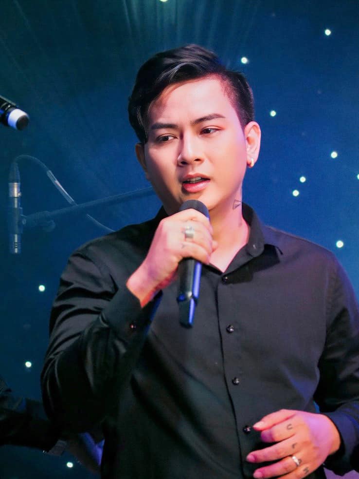 Lan truyền clip Hoài Lâm đi hát đám tiệc, ăn mặc giản dị nhưng giọng hát không thay đổi - ảnh 4