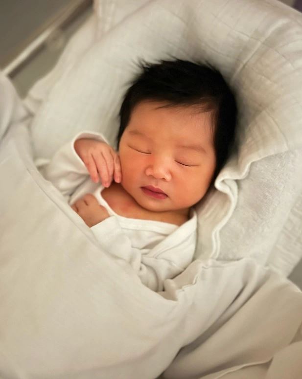 Sao nữ Việt đi nước ngoài sinh con cuối cùng cũng đã công khai diện mạo nhóc tì - ảnh 2