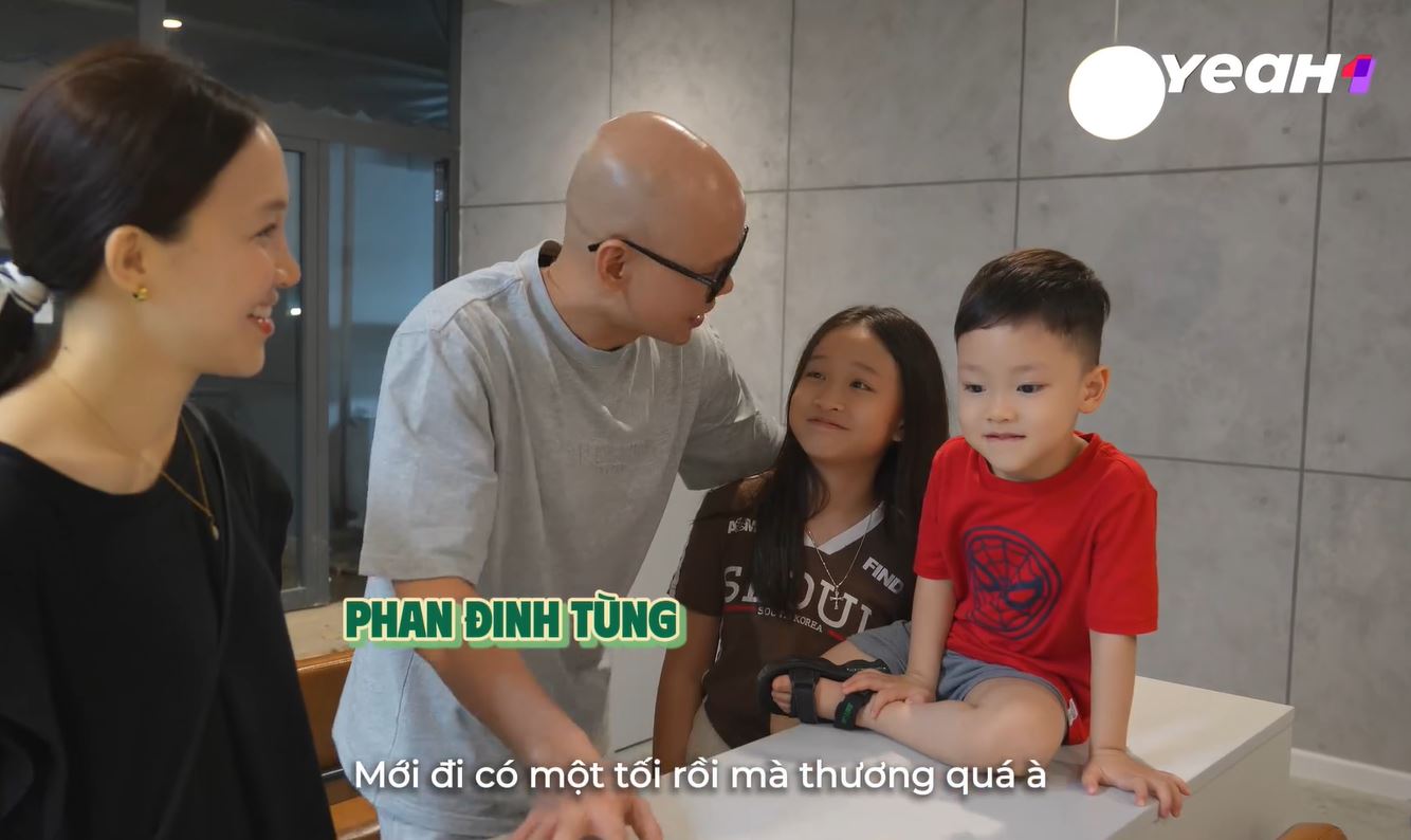 Phan Đinh Tùng bên vợ và 2 con