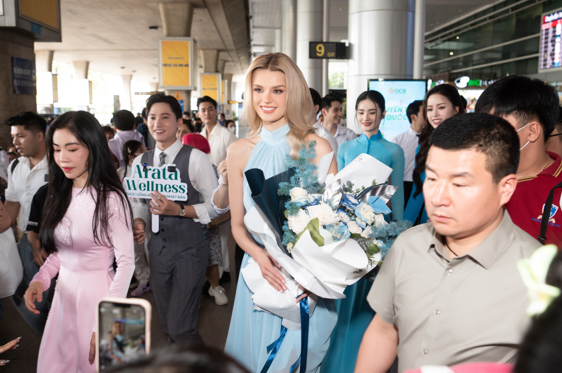 Hoa hậu Ý Nhi đọ sắc cùng đương kim Miss World 2024 - ảnh 1