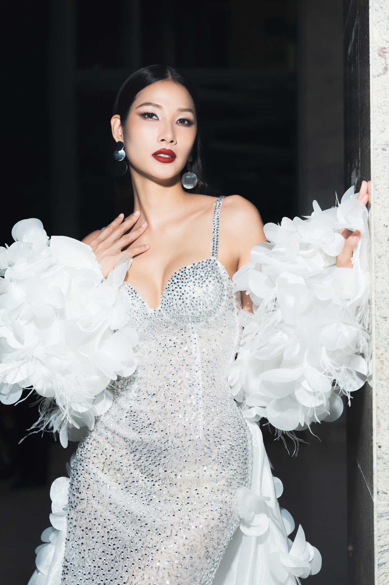 Hoàng Thùy 'lăn xả' ra sao trong showbiz mà bị Dược sĩ Tiến chê 'không đủ level' làm giám khảo Miss Universe? - ảnh 3