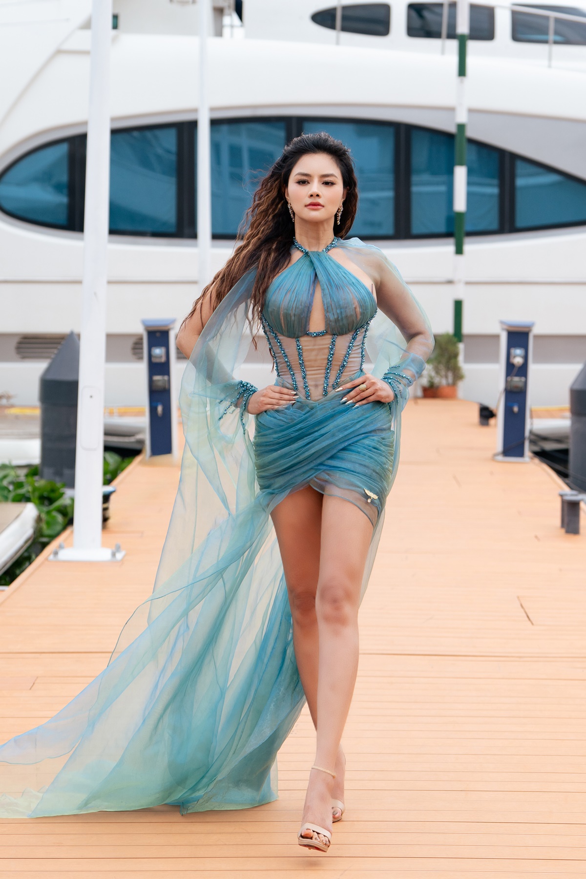 Gặp sự cố ở Vietnam International Sea Fashion Festival, Hoàng Thùy khéo léo xử lý 'out trình' - ảnh 5