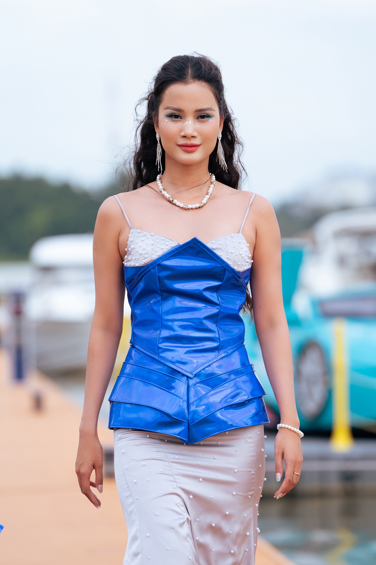 Gặp sự cố ở Vietnam International Sea Fashion Festival, Hoàng Thùy khéo léo xử lý 'out trình' - ảnh 3