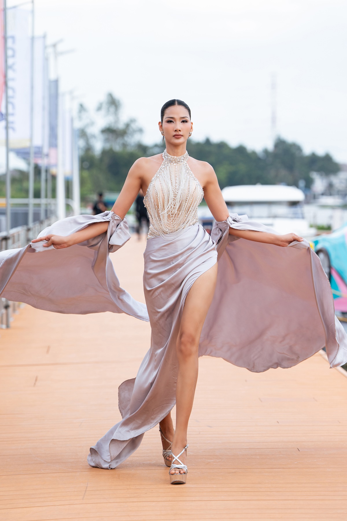 Gặp sự cố ở Vietnam International Sea Fashion Festival, Hoàng Thùy khéo léo xử lý 'out trình' - ảnh 2