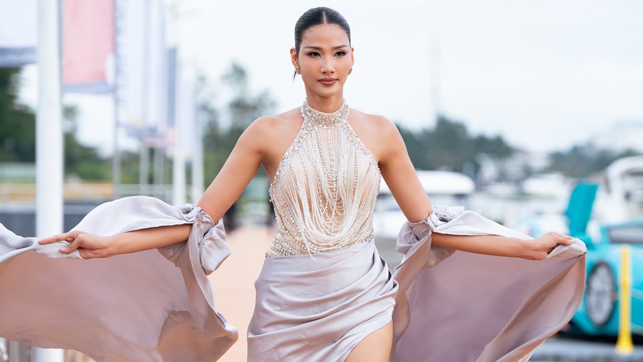 Gặp sự cố ở Vietnam International Sea Fashion Festival, Hoàng Thùy khéo léo xử lý 'out trình' - ảnh 1