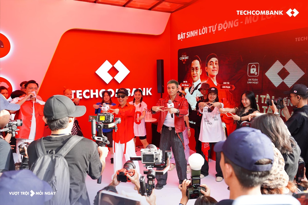 Khán giả phấn khích khi có cơ hội giao lưu cùng thần tượng tại booth của Techcombank