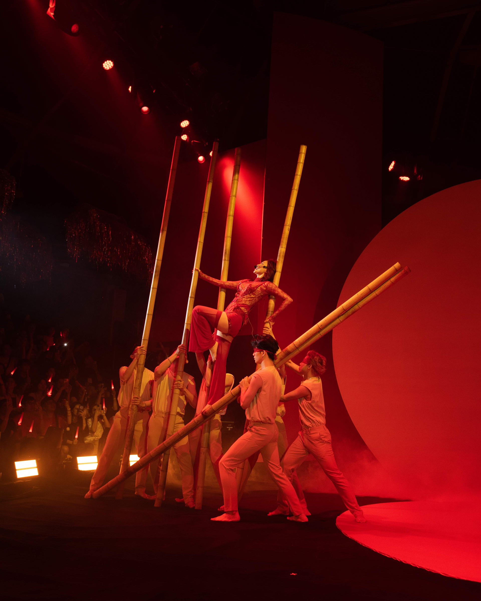 Tóc Tiên mang loạt sân khấu Chị Đẹp đến fancon: Tái hiện lại Chân Ái, “song kiếm hợp bích” với Minh Hằng - ảnh 2