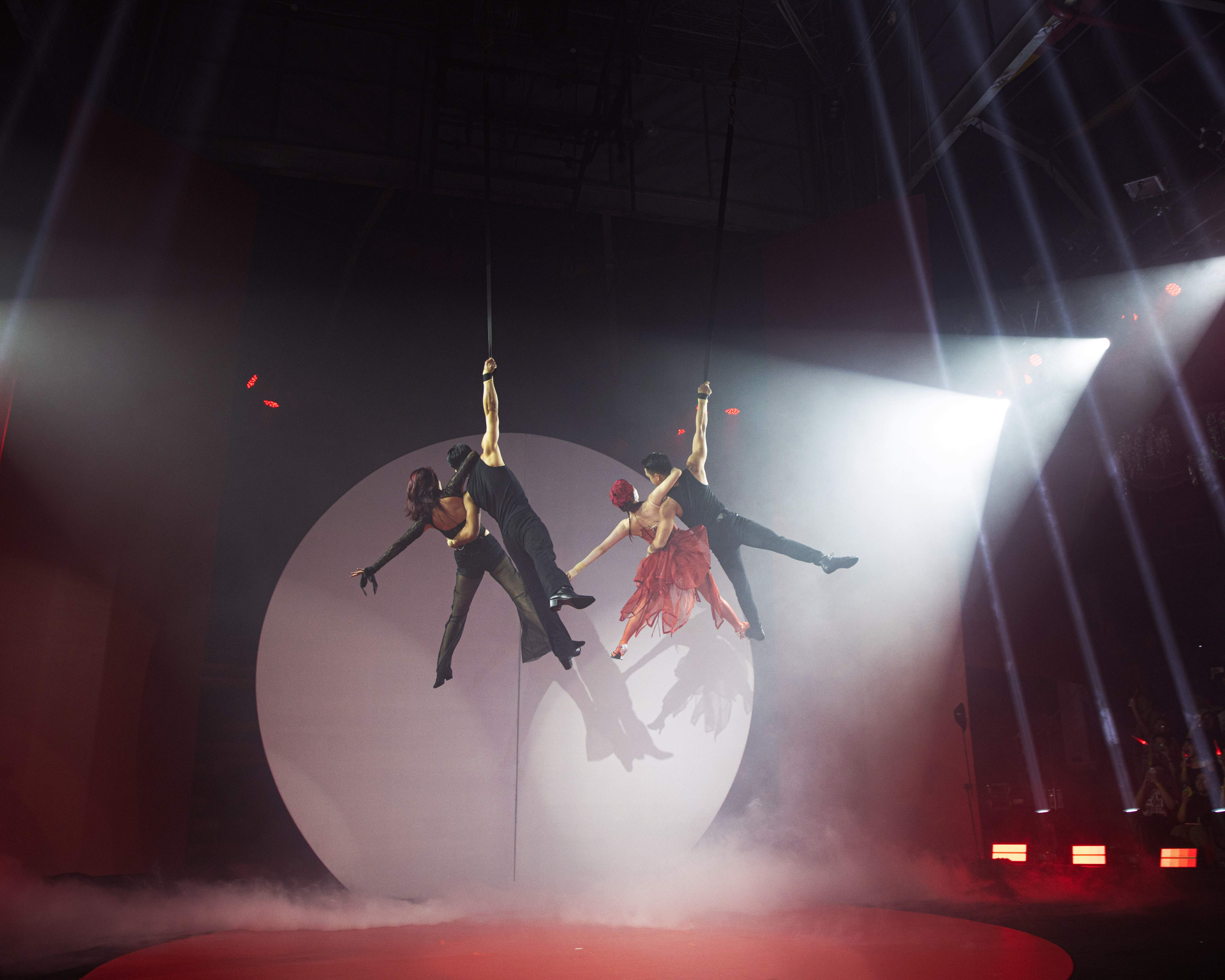 Tóc Tiên mang loạt sân khấu Chị Đẹp đến fancon: Tái hiện lại Chân Ái, “song kiếm hợp bích” với Minh Hằng - ảnh 4