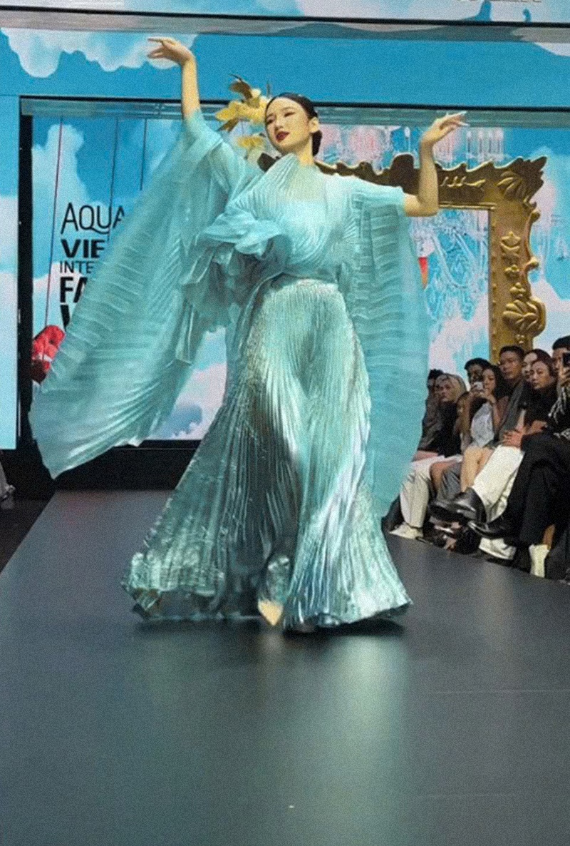 Nàng Mơ múa trên sàn catwalk bất ngờ được so sánh với 'chị đại làng mẫu' Thanh Hằng? - ảnh 2